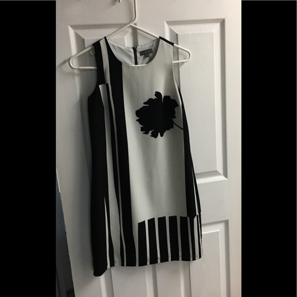 Cute black and cream shift dress XS
